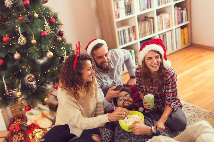 Ver un película navideña con amigos y palomitas