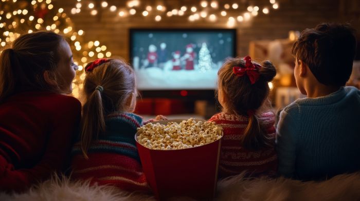 familia viendo una peli navideña